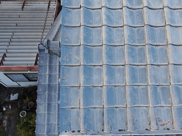 袖の瓦に大きなヒビが2本